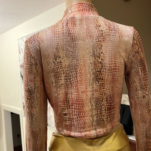 🦋Forever 21 crop top long sleeves.  Size large.  EUC - Picture 6 of 7